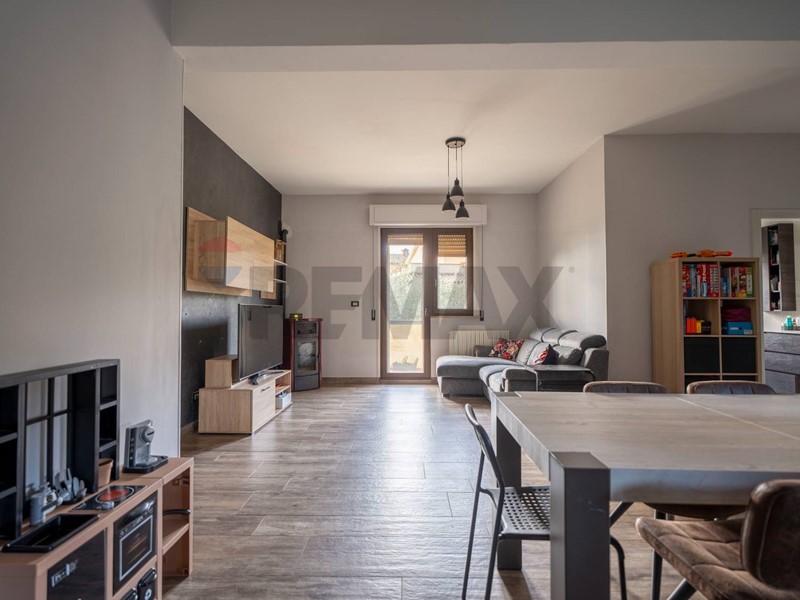 Trilocale in Vendita a Monte Roberto, 88'000&euro;, 104 m²