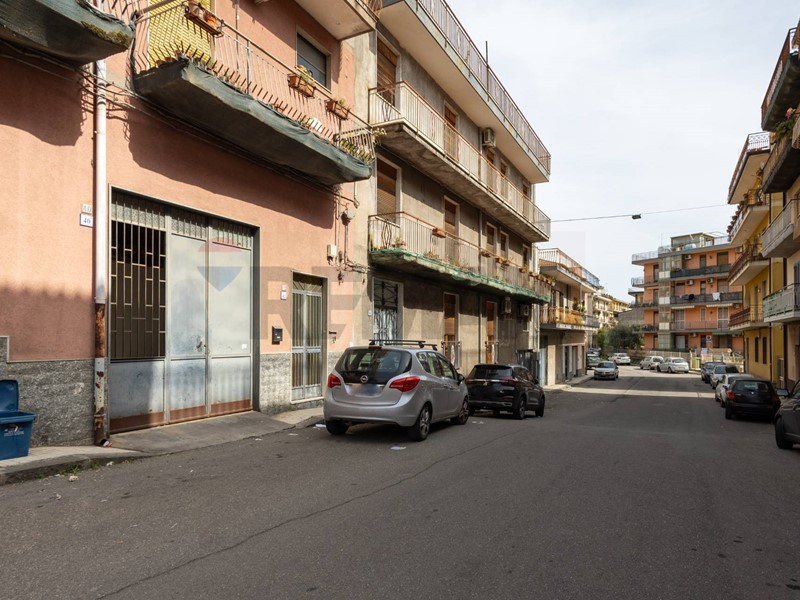 Appartamento in Vendita a Aci Catena, 105'000&euro;, 165 m²