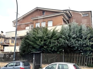 Quadrilocale in Vendita a Avezzano, 98'000&euro;, 100 m², con Box