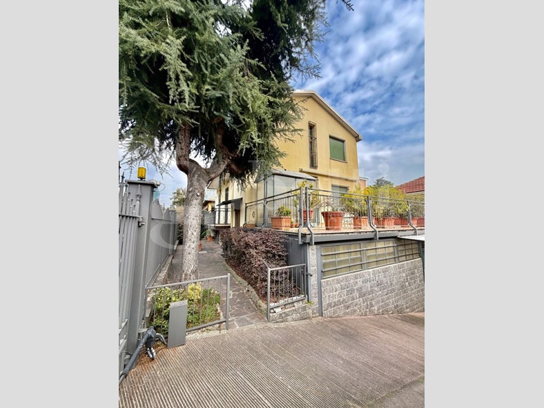 Appartamento in Vendita a Milano, 850'000&euro;, 215 m², con Box