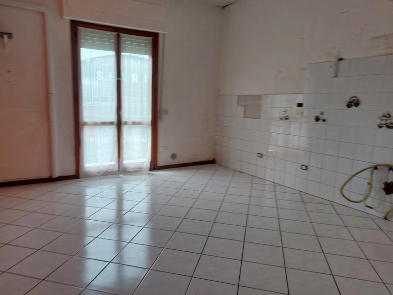 Trilocale in Vendita a Santa Croce sull'Arno, 95'000&euro;, 70 m², con Box
