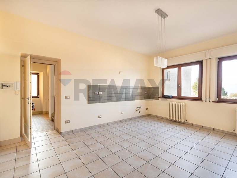 Trilocale in Vendita a Cupramontana, 105'000&euro;, 85 m²