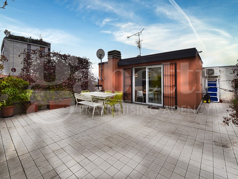 Attico in Vendita a Monza, 375'000&euro;, 113 m², con Box