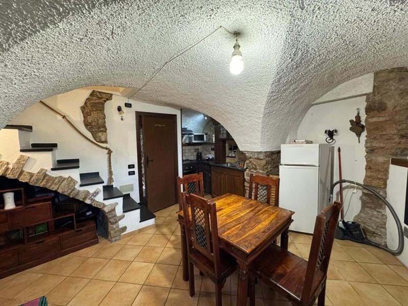 Bilocale in Vendita a Imperia, zona Poggi, 69'000&euro;, 51 m², arredato