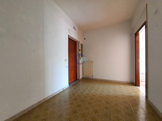 Appartamento in Vendita a Catanzaro, zona Rione De Filippis, 95'000&euro;, 157 m²