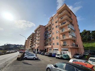 Appartamento in Vendita a Catanzaro, zona Rione De Filippis, 90'000&euro;, 157 m²