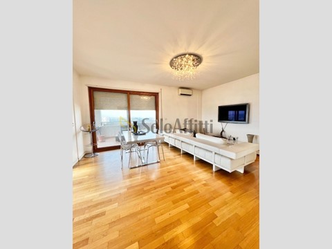 Bilocale in Affitto a Bari, zona Poggiofranco, 1'100&euro;, 75 m², arredato