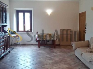 Appartamento in Affitto a Macerata, 600&euro;, 130 m², arredato