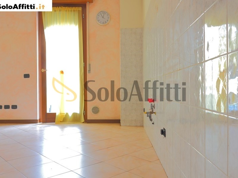 Trilocale in Affitto a Desio, zona Ospedale, 656&euro;, 73 m², con Box