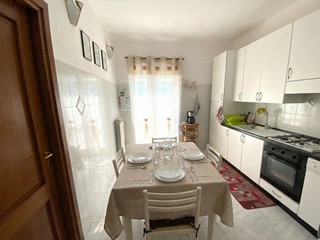 Appartamento in Vendita a Genova, zona Rivarolo, 65'000&euro;, 70 m²