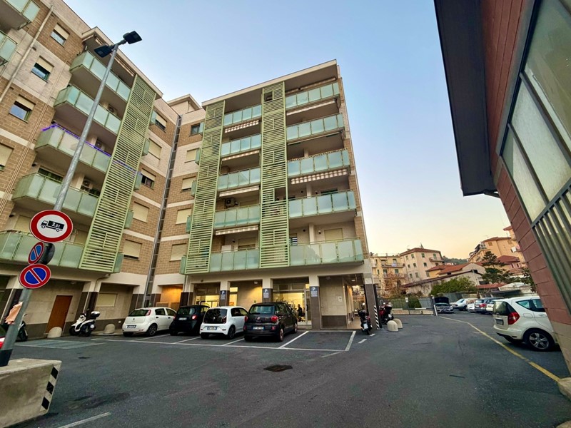 Quadrilocale in Vendita a Imperia, 255'000&euro;, 110 m², con Box