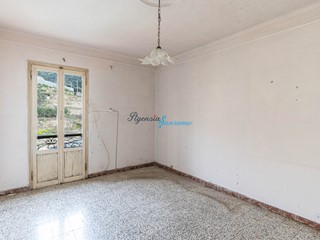 Trilocale in Vendita a Sanremo, 145'000&euro;, 75 m², con Box