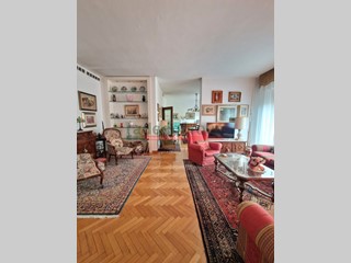 Appartamento in Vendita a Livorno, zona Borgo Cappuccini, 330'000&euro;, 160 m², con Box