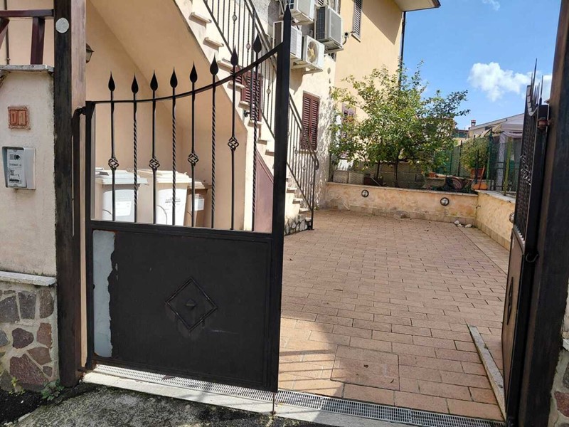 Trilocale in Vendita a Guidonia Montecelio, zona Villanova, 142'000&euro;, 60 m², arredato