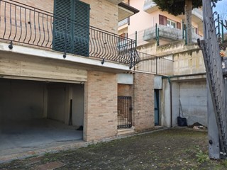 Trilocale in Vendita a Ostra Vetere, 210'000&euro;, 95 m², con Box
