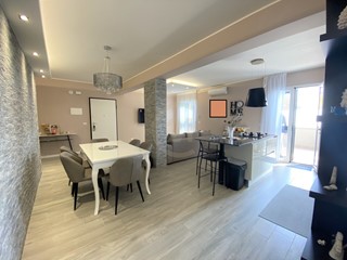 Quadrilocale in Vendita a Misterbianco, zona Ficarelli-Feudotto, 180'000&euro;, 105 m²