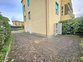 Quadrilocale in Vendita a Massa, zona Ronchi, 270'000&euro;, 75 m², arredato