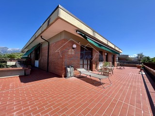 Attico in Vendita a Massa, 600'000&euro;, 120 m², con Box