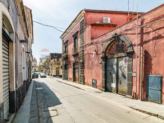 Appartamento in Vendita a Mascalucia, 88'000&euro;, 150 m²