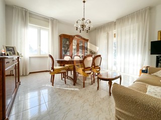 Quadrilocale in Vendita a Jesi, zona ZONA 4B, 172'000&euro;, 166 m², con Box