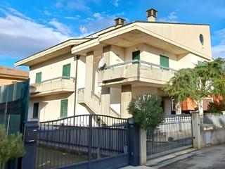 Appartamento in Vendita a Montorio al Vomano, 195'000&euro;, 209 m²