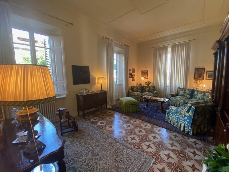 Appartamento in Vendita a Lucca, zona Arancio, 920'000&euro;, 360 m², arredato, con Box