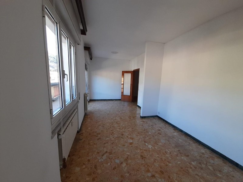 Appartamento in Vendita a Carrara, 155'000&euro;, 125 m²