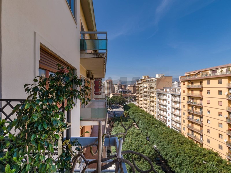 Appartamento in Vendita a Palermo, 199'000&euro;, 208 m²