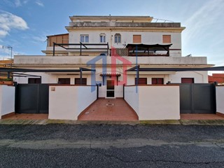 Trilocale in Vendita a Pomezia, 135'000&euro;, 78 m²