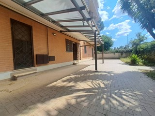 Quadrilocale in Vendita a Roma, 310'000&euro;, 140 m², con Box