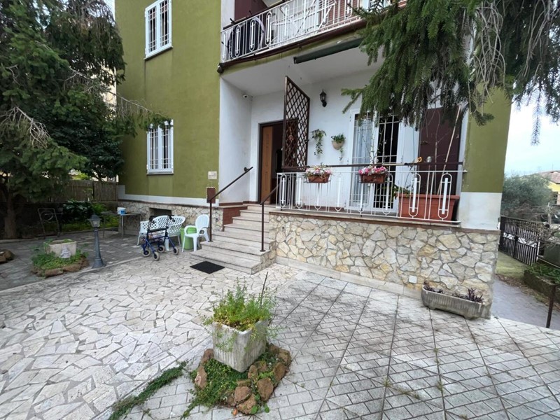 Trilocale in Vendita a Roma, zona Lughezza, 155'000&euro;, 180 m², con Box