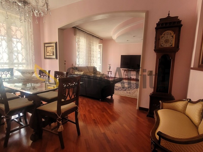 Quadrilocale in Affitto a Parabiago, 1'200&euro;, 180 m², arredato, con Box