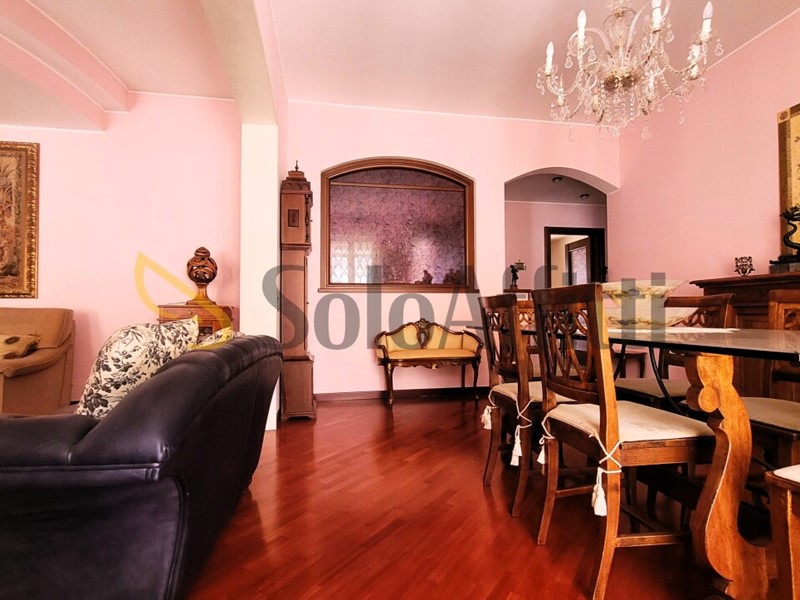 Quadrilocale in Affitto a Parabiago, 1'200&euro;, 180 m², arredato, con Box