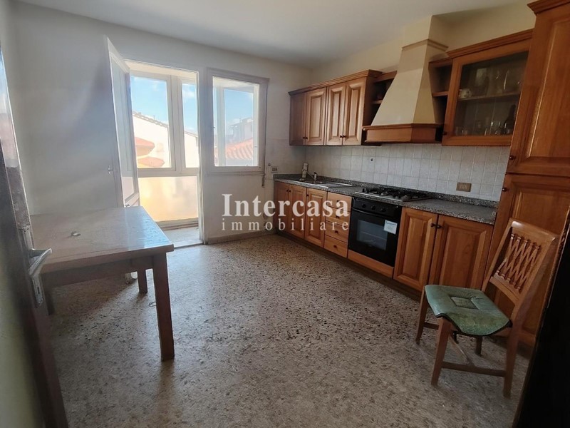 Quadrilocale in Vendita a Pisa, 240'000&euro;, 97 m², con Box