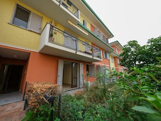 Trilocale in Vendita a Peschiera Borromeo, zona Bettola, 137'000&euro;, 70 m², con Box