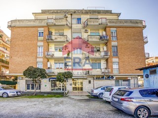 Trilocale in Vendita a Pomezia, 82'000&euro;, 72 m²