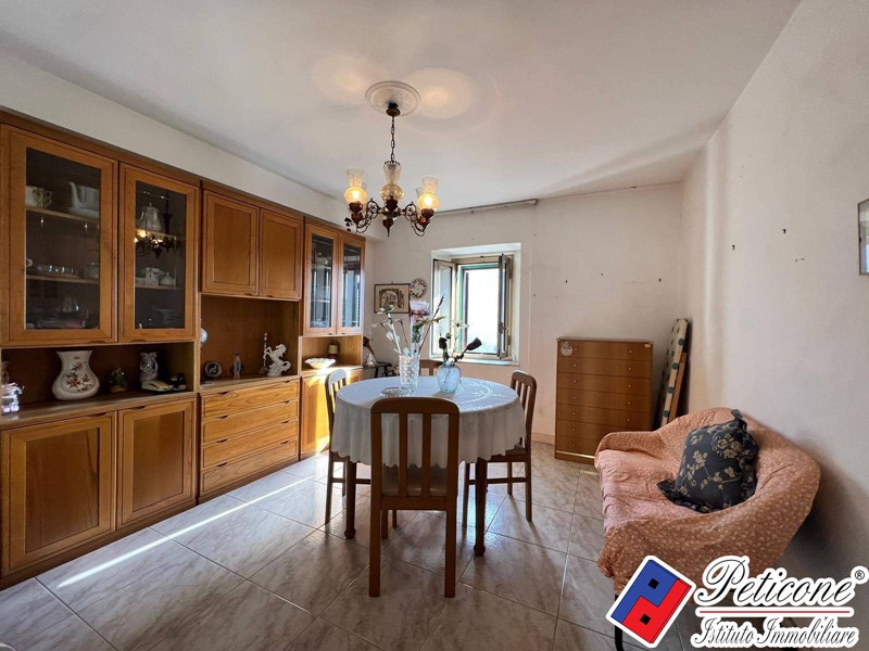 Appartamento in Vendita a Lenola, 65'000&euro;, 108 m²