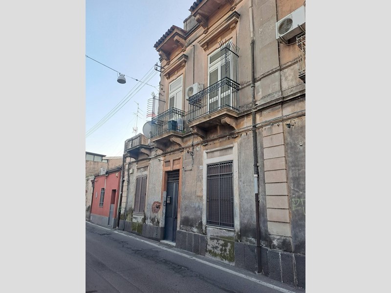 Appartamento in Vendita a Catania, 78'000&euro;, 95 m²