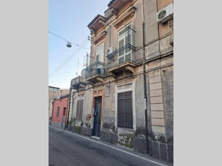 Appartamento in Vendita a Catania, 78'000&euro;, 95 m²