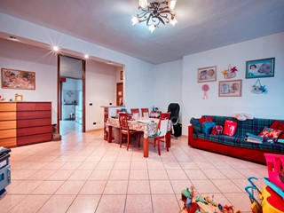 Trilocale in Vendita a Solaro, 140'000&euro;, 101 m²