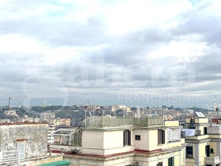 Appartamento in Vendita a Napoli, 350'000&euro;, 150 m²
