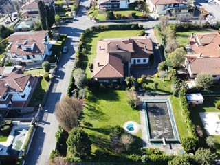 Appartamento in Vendita a Rovato, 1800 m², arredato, con Box