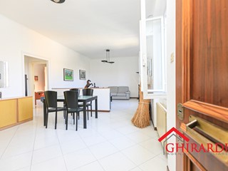 Appartamento in Vendita a Genova, zona Sestri Ponente, 105'000&euro;, 101 m²