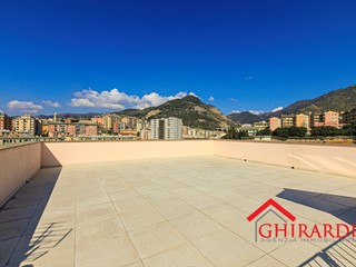Appartamento in Vendita a Genova, zona Sestri Ponente, 105'000&euro;, 101 m²
