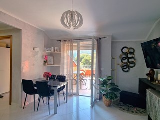 Trilocale in Vendita a Ventimiglia, zona Roverino, 140'000&euro;, 69 m²