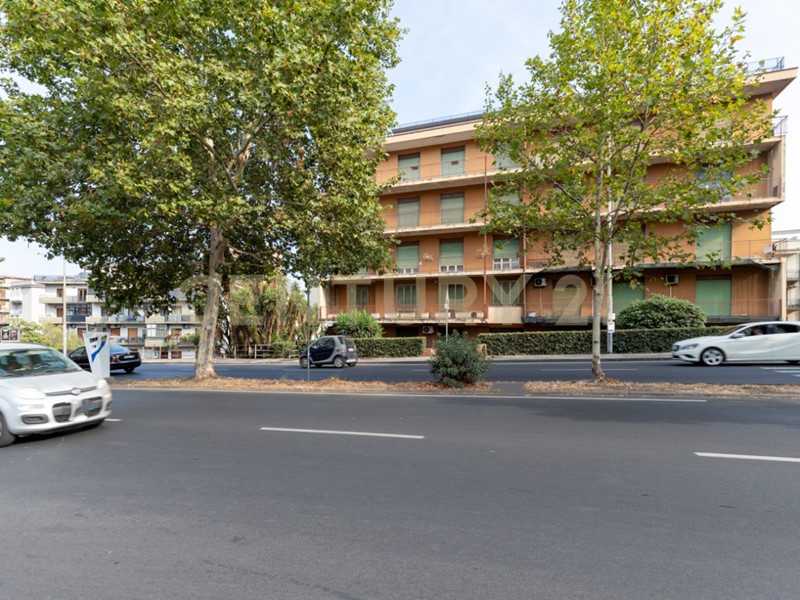 Appartamento in Vendita a Catania, 198'000&euro;, 150 m², con Box