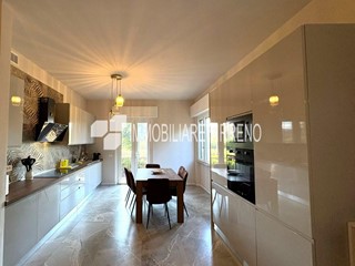 Appartamento in Vendita a Massa, zona Marina di Massa, 500'000&euro;, 118 m², arredato