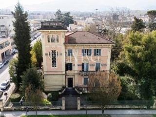 Appartamento in Vendita a Lucca, 1'600'000&euro;, 368 m², arredato