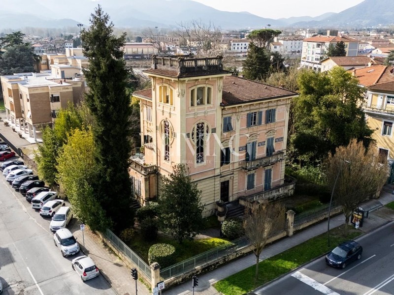 Appartamento in Vendita a Lucca, 740'000&euro;, 184 m², arredato