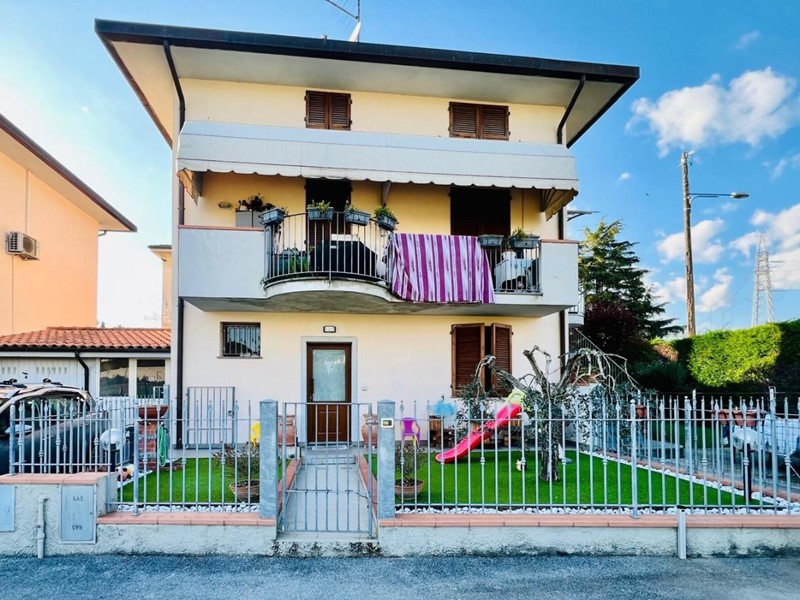 Trilocale in Vendita a Lucca, zona San Pietro a Vico, 149'000&euro;, 63 m², con Box